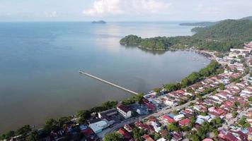 movimento aéreo em direção à cidade de teluk kumbar video