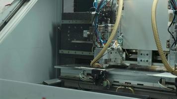 produção robótica moderna em equipamentos de alta tecnologia. grande máquina cnc automatizada. processo de produção na fábrica. equipamentos eletrônicos e indústria de processos digitais