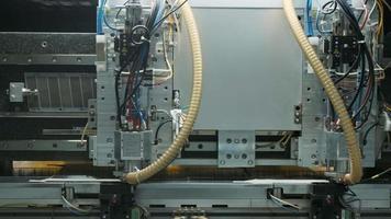 bcase de placa de circuito impreso se procesa en equipos digitales en la fábrica. Industria de tecnología de alta precisión. producción robótica moderna en equipos de alta tecnología. gran máquina cnc automatizada. video