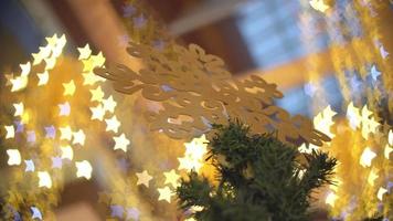 het volgen van de decoratie van Kerstmis op de boom. video