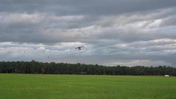 Landwirtschaftsdrohne wird zum Versprühen von Pestiziden verwendet video