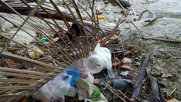 vertedero de basura de plástico en la playa video