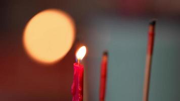 seleccione la vela roja de enfoque para orar en el templo video