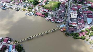 ponte pedonal vista aérea em kuala kurau video