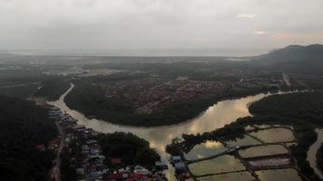 Drone vue décroissante sur l'élevage de crevettes video