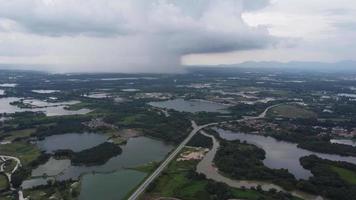 vista aérea día de lluvia en el lago minero de estaño abandonado video