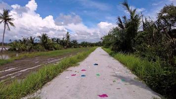 se déplacer sur la route rurale en plastique des ordures video