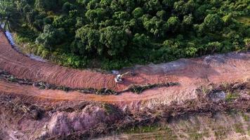 Vue aérienne vers le bas de la terre dégagée de l'excavatrice video