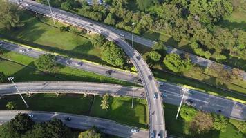 Vista aérea del coche en movimiento en el cruce de la autopista con un entorno verde video