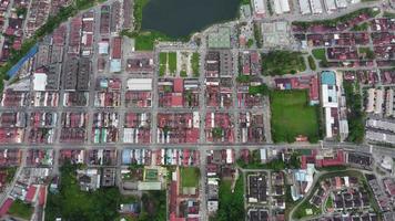 Blick aus der Luft auf die Altstadt von Kampar video