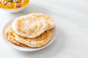 sopa de pollo al curry con roti foto