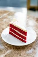 Pastel de terciopelo rojo en un plato foto
