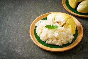 arroz pegajoso durian en un plato foto