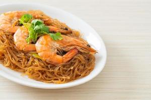 camarones a la cazuela o al horno con fideos de vidrio foto