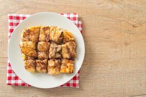 roti con huevo, plátano y chocolate foto