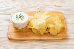 papas fritas con crema agria foto