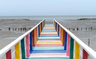 el mirador panorámico en el puente del arcoíris que da al mar y el mirador en la provincia de samut sakorn, tailandia. foto