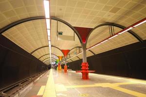 dentro de una estación de metro foto