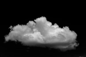 las nubes blancas separadas sobre un fondo negro tienen nubes reales. foto