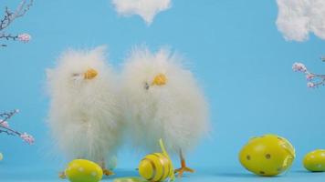 polli di Pasqua su sfondo blu. uova e galline. nuvole. sfondo di pasqua. video