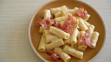 macarrão espaguete rigatoni caseiro com molho branco e bacon - estilo de comida italiana video