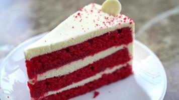 red velvet cake op wit bord video