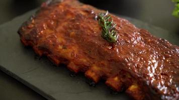 gegrilde en barbecue ribbetjes varkensvlees met bbq saus video