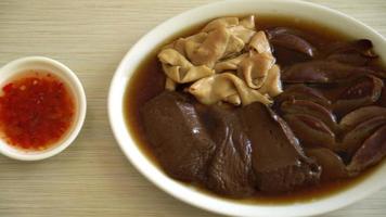 stuvad anka slaktbiprodukter i brun soppa - asiatisk matstil video
