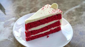 pastel de terciopelo rojo en un plato blanco