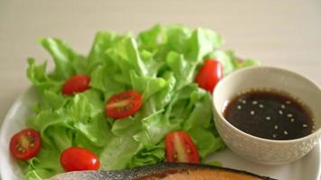 filé de salmão grelhado com salada de legumes - estilo de alimentação saudável video