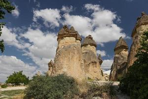 formaciones rocosas en el valle de los monjes pasabag, capadocia, nevsehir, turquía foto