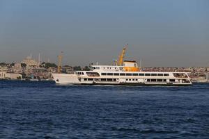 Ferry en el estrecho del Bósforo, Estambul, Turquía foto