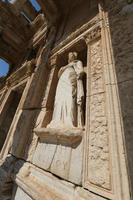 personificación de la virtud, estatua de arete en la ciudad antigua de efeso, ciudad de selcuk, izmir, turquía foto