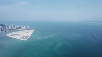 vista aérea de un crucero que se mueve en el mar de penang cerca de la isla de recuperación video