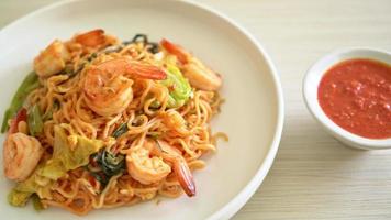 stir-fried instant noodles sukiyaki with shrimps video