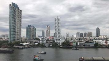 timelapse città di bangkok con il fiume chao praya in tailandia video