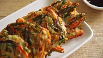 pajeon ou panqueca coreana ou pizza coreana - estilo de comida tradicional coreana video
