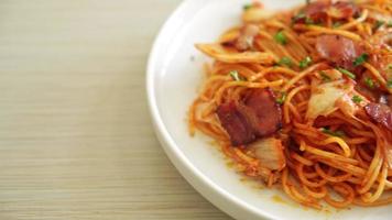 espaguetis salteados con kimchi y tocino - estilo comida fusión video