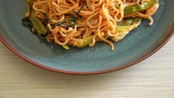 stir-fried instant noodles sukiyaki with shrimps video