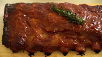 gegrilde en barbecue ribbetjes varkensvlees met bbq saus video
