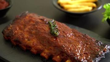 costillas de cerdo a la parrilla y barbacoa con salsa barbacoa video