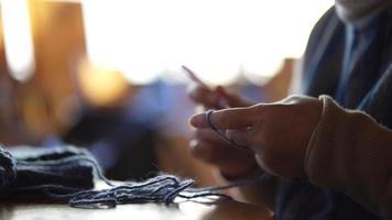 donna che lavora a maglia a mano uno scaldacollo video