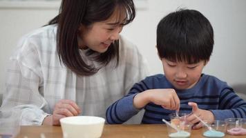 padres e hijos disfrutando de galletas de arroz con graffiti video