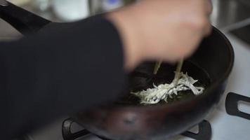 donna che frigge tempura di germogli di merluzzo video