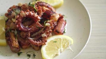 pulpo o calamar a la plancha con salsa de limón a la mantequilla y tomillo video