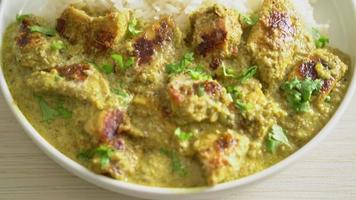 Afghani chicken in green curry or Hariyali tikka chicken hara masala with rice - Asian food style video