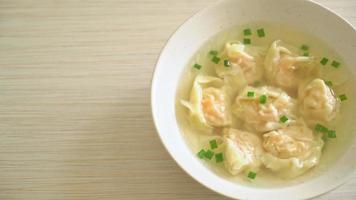 zuppa di gnocchi di gamberi in una ciotola bianca - stile asiatico video