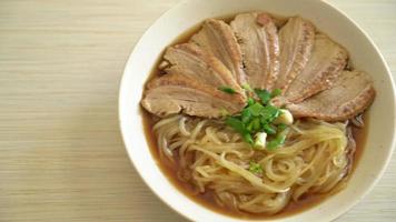 fideos de pato con sopa de pato guisado - estilo de comida asiática video