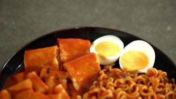 Korean instant noodles with Korean rice cake and fish cake and boiled egg - Rabokki - Korean food style video