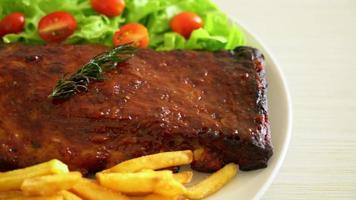 costillas de cerdo a la parrilla y barbacoa con salsa barbacoa video